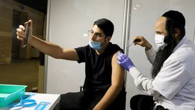 Izrael alespoň jednou dávkou vakcíny naočkoval již polovinu obyvatel