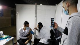 Izrael alespoň jednou dávkou vakcíny naočkoval již polovinu obyvatel