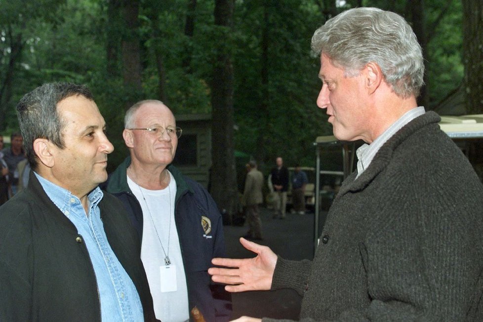 Bývalý šéf Mosadu Danny Yatom s expremiérem Ehudem Barakem a někdejším americkým prezidentem Billem Clontonem.