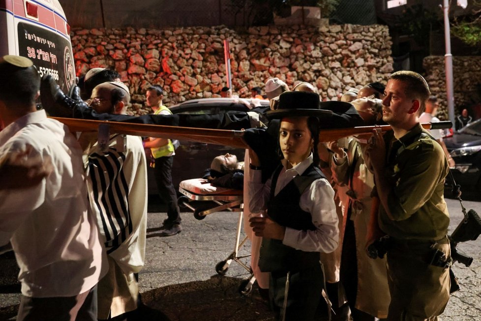 Desítky zraněných si vyžádalo zhroucení  ochozu v synagoze u Jeruzaléma.