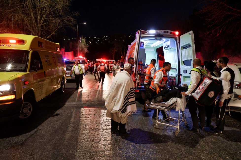 Desítky zraněných si vyžádalo zhroucení  ochozu v synagoze u Jeruzaléma.