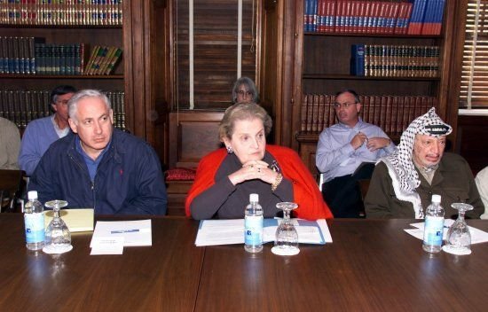 Benjamin Netanjahu, americká ministryně zahraničí Madeleine Albrightová a palestinský předák Jásir Arafat, 1998.