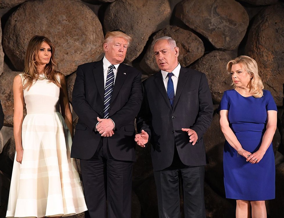Trumpovi na návštěvě v Izraeli, 2017. Uvítal je Benjamin Netanjahu s chotí Sarou.