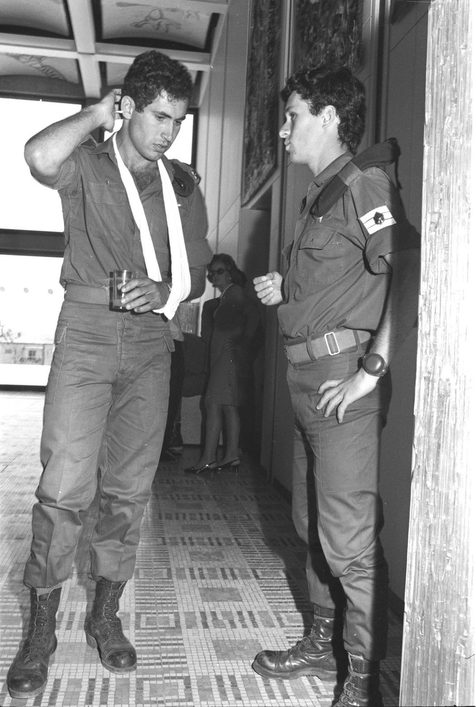 Mladý Benjamin Netanjahu, raněný při Operaci Izotop (1972)