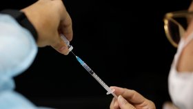 V Izraeli pokračuje očkování proti koronaviru (6.1.2021)