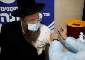 V Izraeli pokračuje očkování proti koronaviru (6.1.2021)