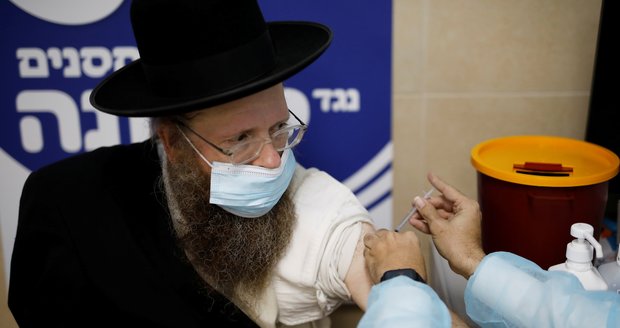 Izrael o Vánocích odstartuje očkování 4. dávkou vakcíny. Ministr: Modlím se kvůli omikronu