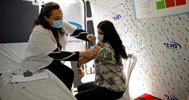 Izrael uvolňuje opatření, některá jen pro očkované lidi. A hlásí velmi slibná data 