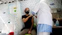 Očkování proti covidu-19 v Izraeli poblíž Tel Avivu (15. 2. 2021)