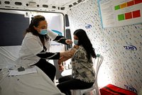 Izrael uvolňuje opatření, některá jen pro očkované lidi. A hlásí velmi slibná data