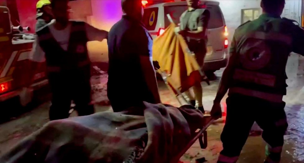 Záchrana lidí po dopadu rakety na nemocnici Al-Ahlí. (17. 10. 2023)