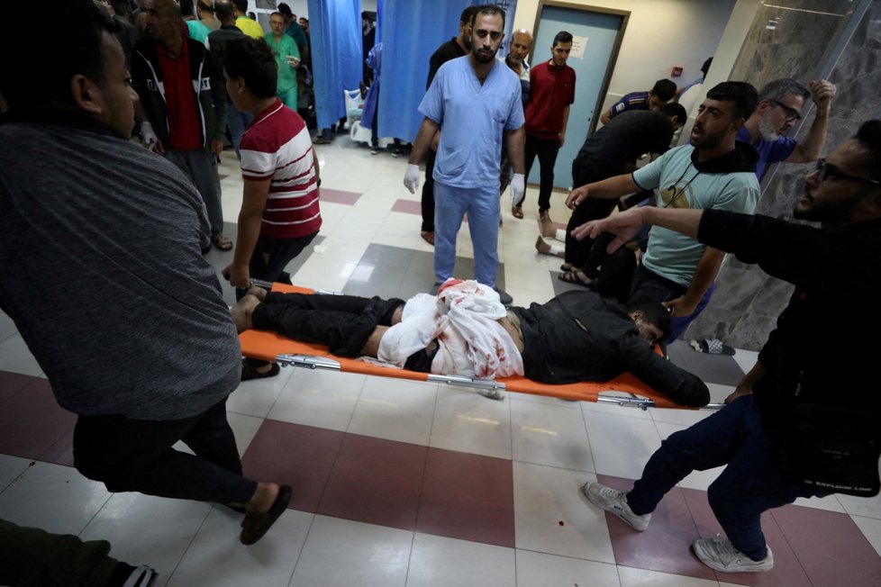 Záchrana lidí po dopadu rakety na nemocnici Al-Ahlí. (17. 10. 2023)