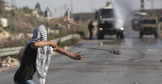 Izraelská policie může nasadit ostré náboje proti Palestincům, kteří házejí kameny na domy a auta