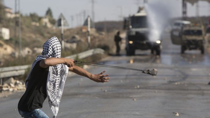 Izraelská policie může nasadit ostré náboje proti Palestincům, kteří házejí kameny na domy a auta
