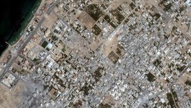 Některé části Gazy po izraelských náletech vypadají z vesmíru jako pustina.