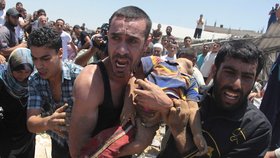Drsné foto z pásma Gazy: Při náletech umírají i civilisté