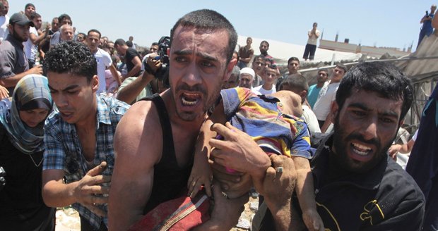 Drsné foto z pásma Gazy: Při náletech umírají i civilisté