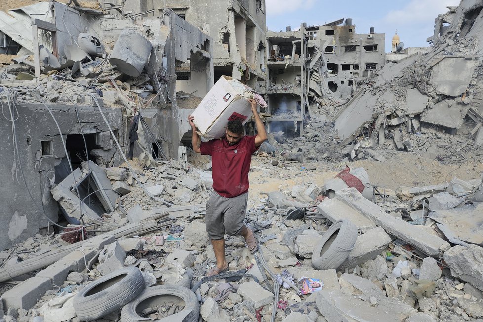 Palestinci v Gaze procházejí sutinami. Toto je následek izraelského zásahu (10. 10. 2023)