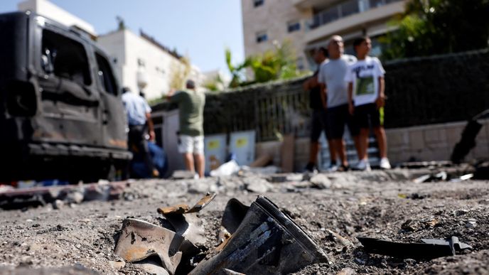 Zbytky rakety, vypálené z Pásma Gazy, ve městě Aškelon