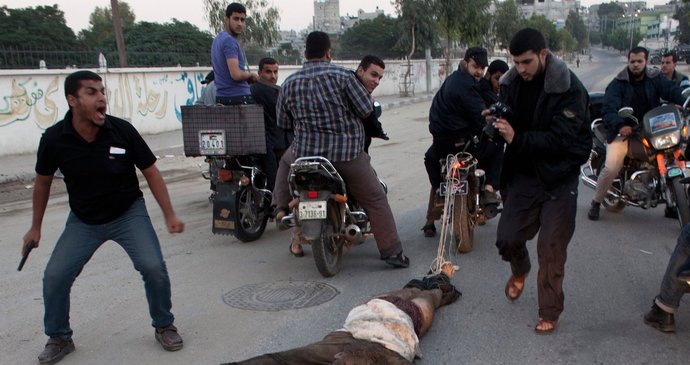 Tělo popraveného muže radikálové přivázali za motorku.