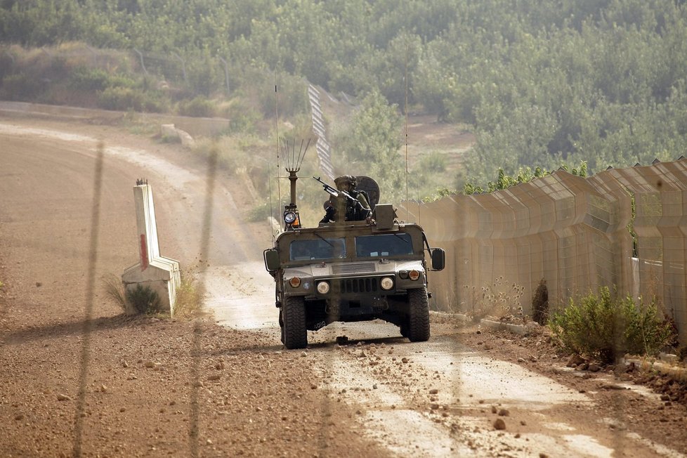 Bojové vozidlo Humvee hlídkující u pásma Gazy. 