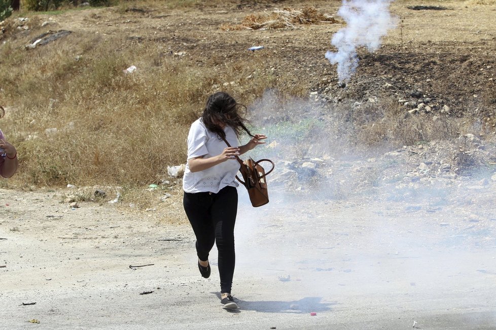 Palestinské ženy se pustily do demonstrací. Tahle jen tak tak uhnula slznému granátu