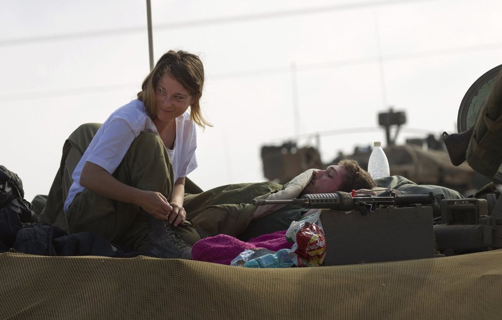 Vojanda z izraelské armády se svým kolegou během chvilky odpočinku před tankovou bitvou na hranici Gazy