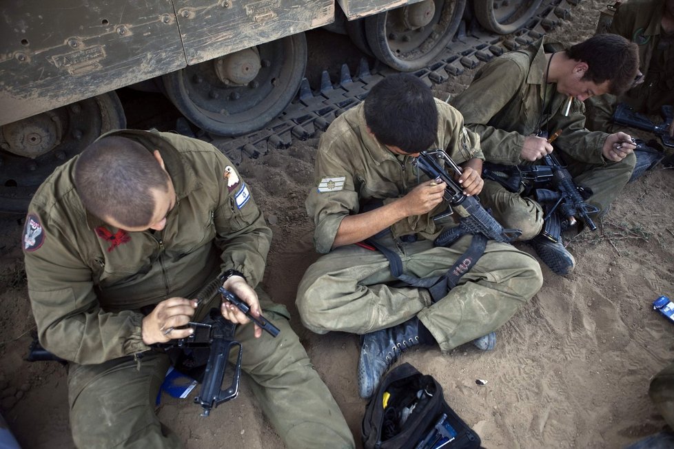 Izraelští vojáci čistí své zbraně během pozemní akce proti Palestincům