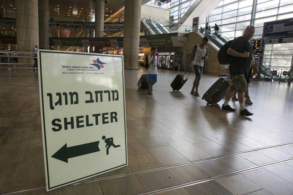 Turisty na mezinárodním letišti Bena Guriona v Tel Avivu nasměrují do nejbližšího krytu cedule