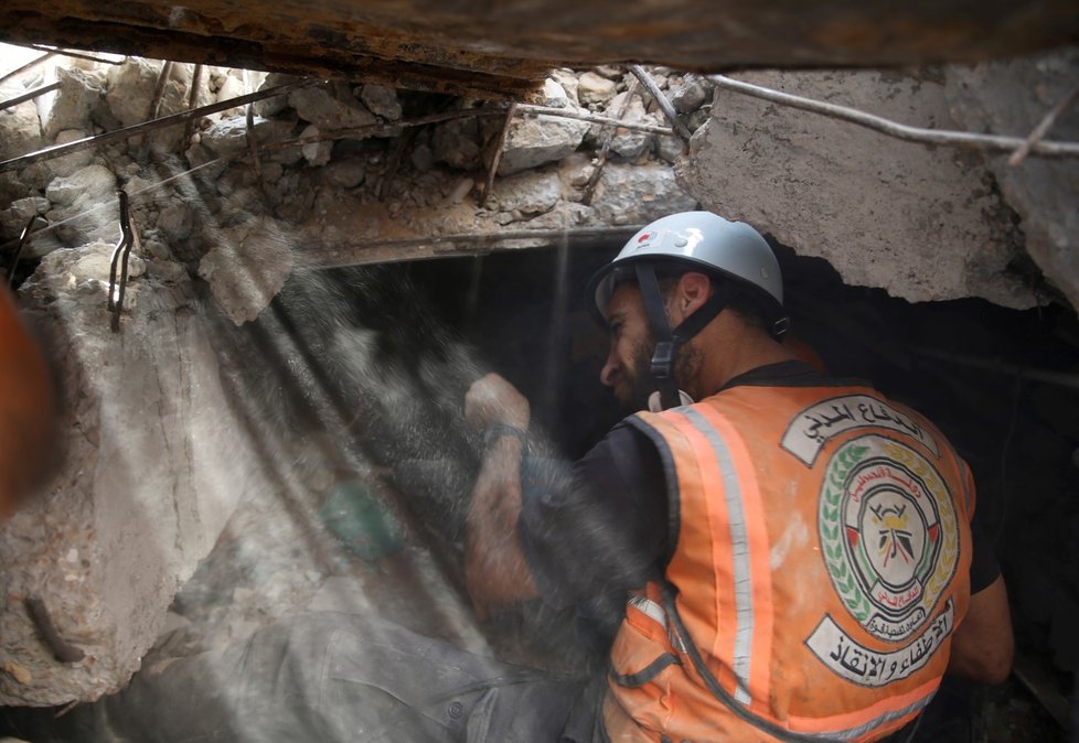 Prohledávání trosek v Gaze