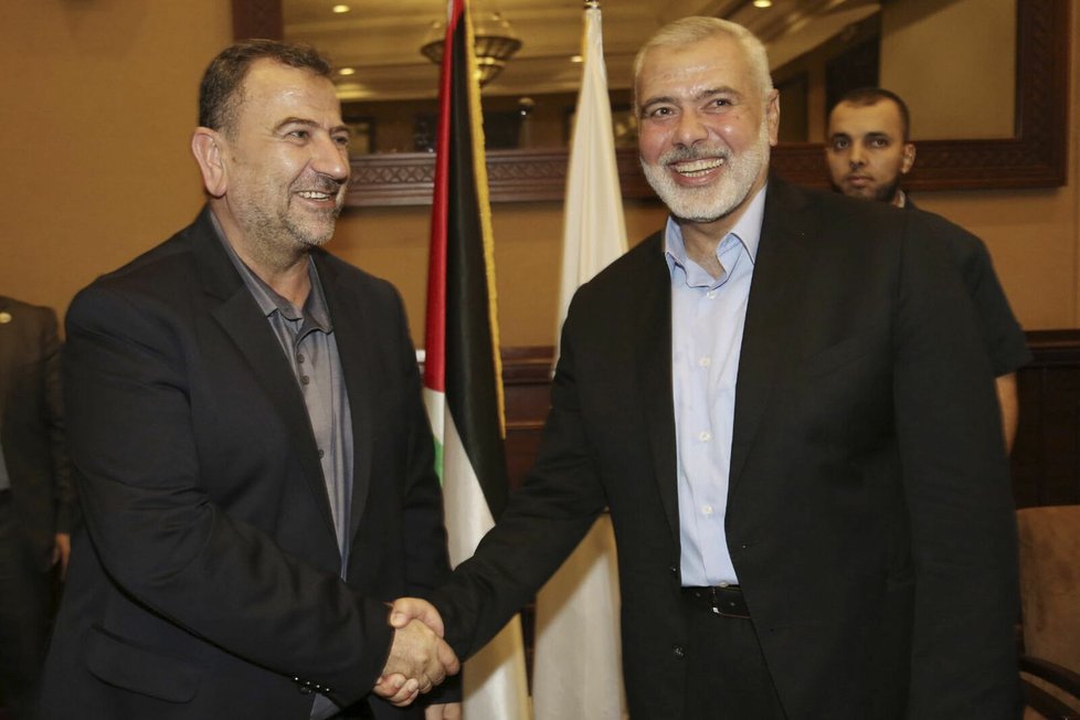 Ismail Haníja (vpravo), šéf politického byra Hamásu, si potřásá rukou se svým zástupcem Sálem Arúrim po příjezdu do Gazy z egyptské Káhiry ve čtvrtek 2. srpna 2018 v Gaze.