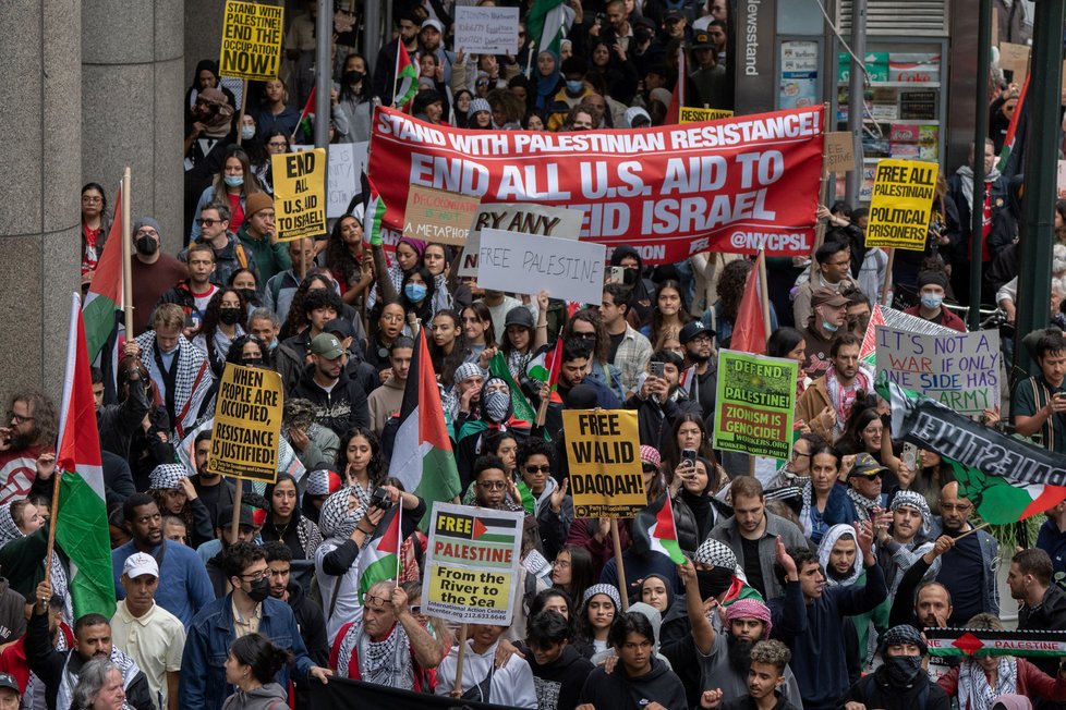 Protiizraelská demonstrace na podporu Palestiny v USA: Lidé vyrazili na Manhattan v New Yorku (8.10.2023).
