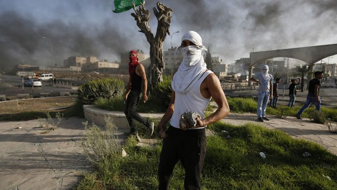 Při pokojných protestech Palestinců v Gaze vždycky něco hoří...
