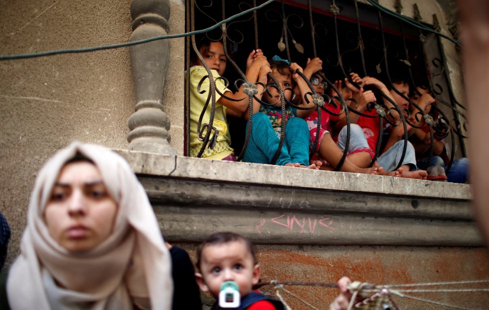 Děti sledující pohřební procesí palestinské zdravotní sestry Razan Al-Najar, která zemřela na hranicích Pásma Gazy.