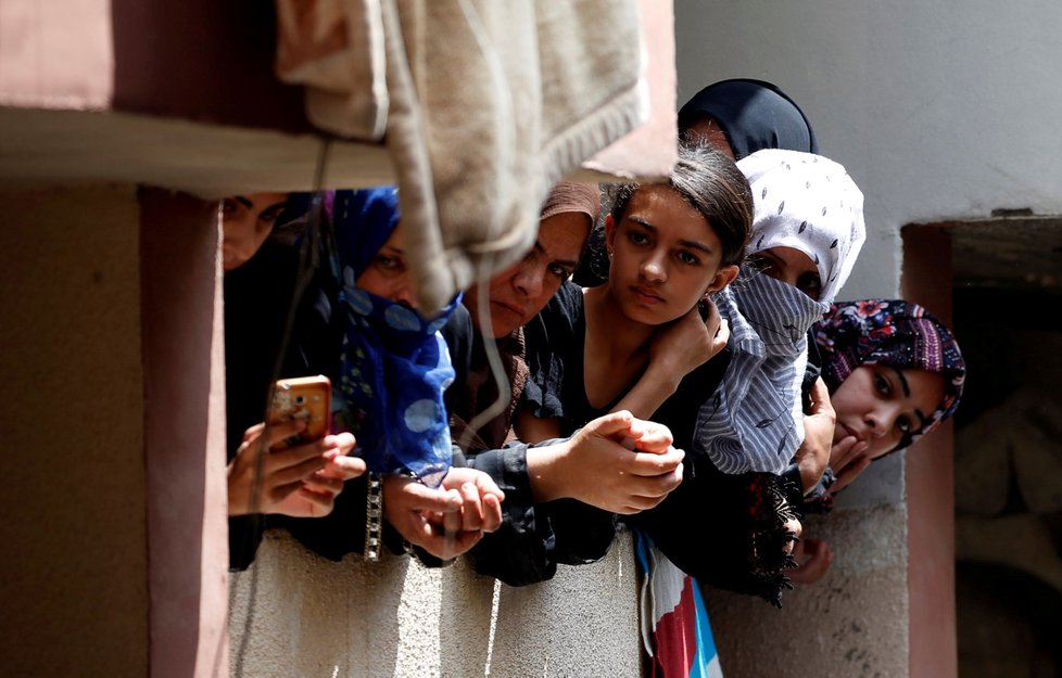 Lidé sledující pohřeb Palestinky zabité na hranicích Pásma Gazy.