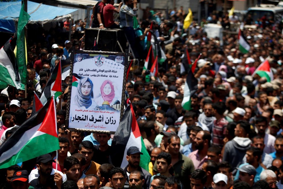 Truchlící Palestinci na pohřbu Razan Al-Najar. Palestinskou zdravotní sestru podle svědků zabili izraelští vojáci, když ošetřovala zraněného protestujícího.