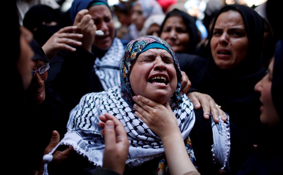 Příbuzní Palestinky Razan Al-Najar zabité u hranic Pásma Gazy