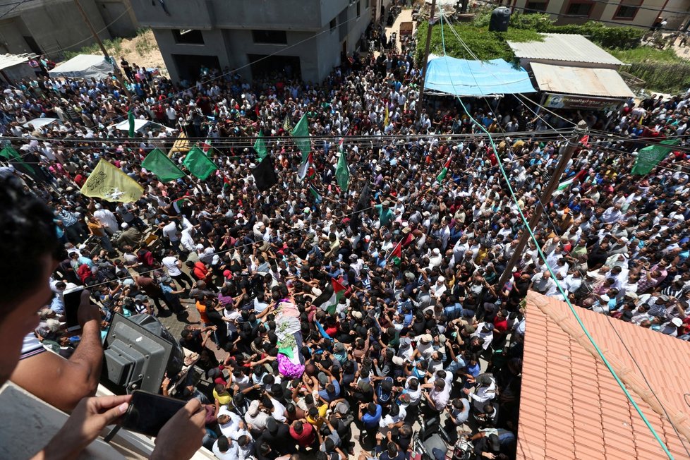 Truchlící nesou tělo palestinské zdravotní sestry Razan Al-Najar, kterou údajně zabili izraelští vojáci, když ošetřovala jednoho z palestinských protestujících.