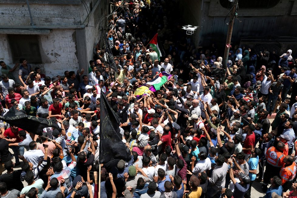 Truchlící Palestinci na pohřbu Razan Al-Najar. Palestinskou zdravotní sestru podle svědků zabili izraelští vojáci, když ošetřovala zraněného protestujícího.