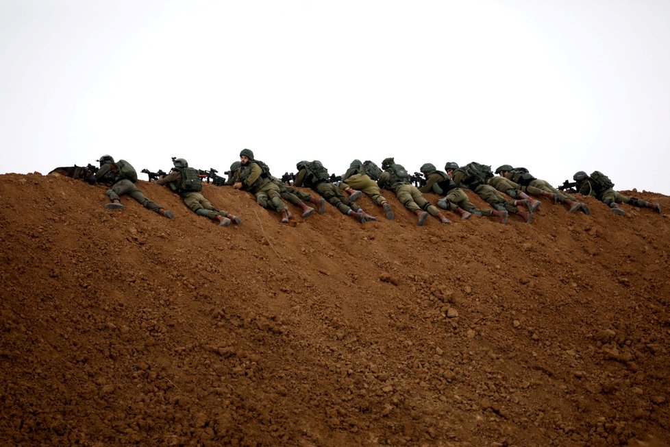Izraelští vojáci nedaleko hraničního oplocení pásma Gazy.