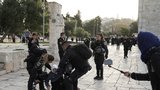 Izraelská policie tvrdě zasáhla v mešitě v Jeruzalémě: Desítky zraněných, 350 zatčených