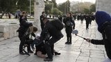Izraelská policie tvrdě zasáhla v mešitě v Jeruzalémě: Desítky zraněných, 350 zatčených