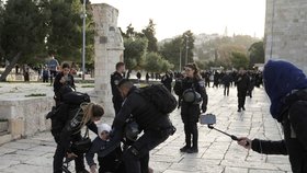 Izraelská policie pronikla do mešity Al-Aksá na Chrámové hoře v Jeruzalémě, kde se střetla s Palestinci. Následně pozatýkala asi 350 osob. (5.4.2023)