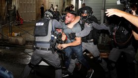 Střety mezi policií a Palestinci v Jeruzalémě.