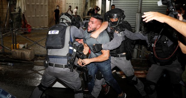 Desítky zraněných po střetech v Jeruzalémě. Policie nasadila slzný plyn a speciální granáty