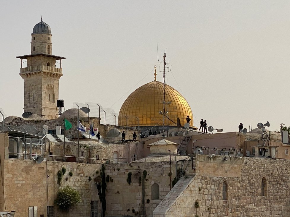 Střet izraelské policie s palestinskými věřícími si vyžádal desítky zraněných.