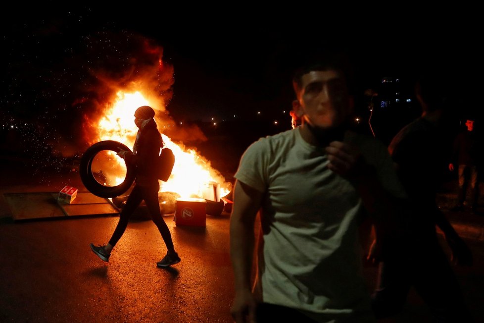 Střet izraelské policie s palestinskými věřícími si vyžádal desítky zraněných.