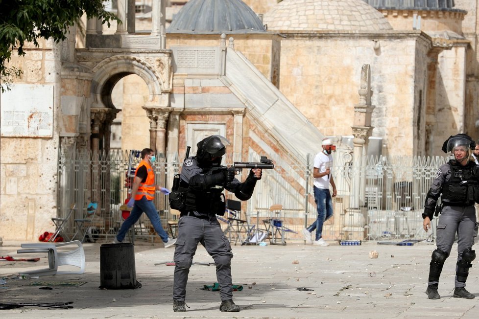 Palestinští věřící se střetli s izraelskou policií.