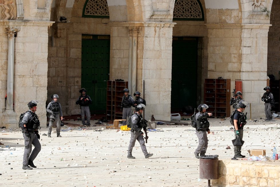 Palestinští věřící se střetli s izraelskou policií.