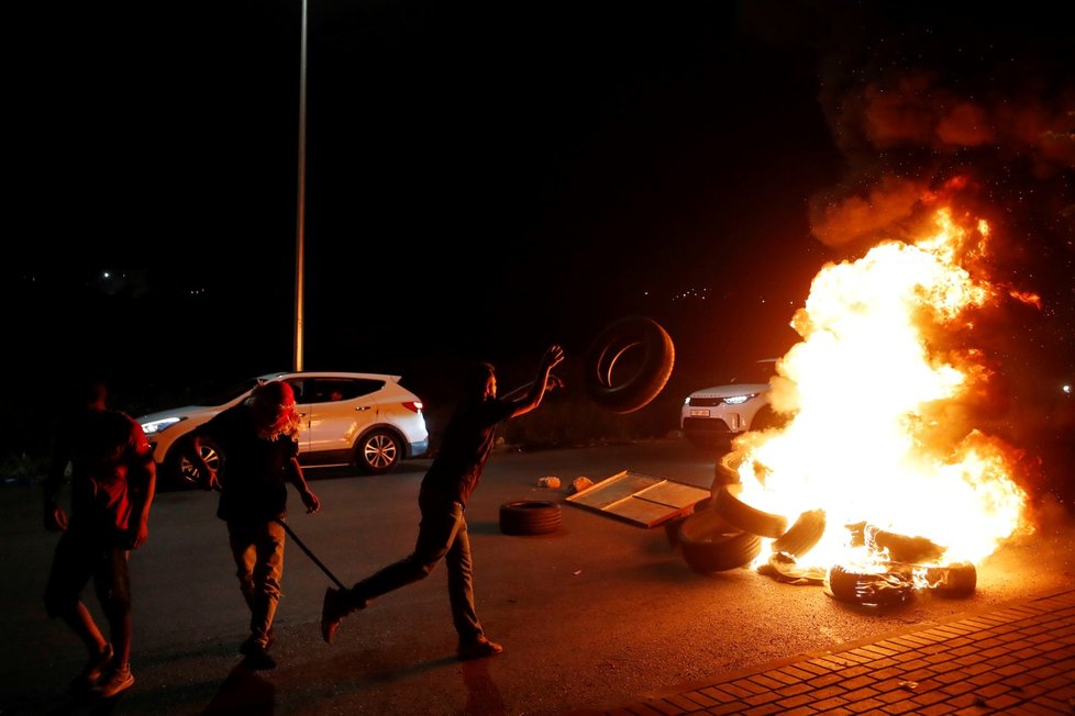 Střet izraelské policie s palestinskými věřícími si vyžádal desítky zraněných.